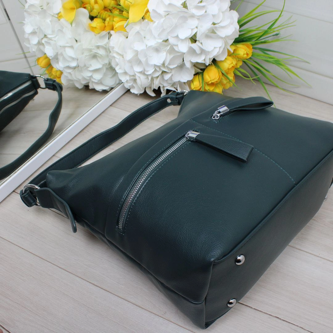 Жіноча зелена сумка-мішок з екошкіри для активного відпочинку